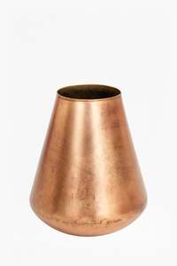 Vase à fleurs en fer en métal design haut de gamme avec une élégante finition dorée ajoutant du charme à toute table ou coquille - Product Image 3