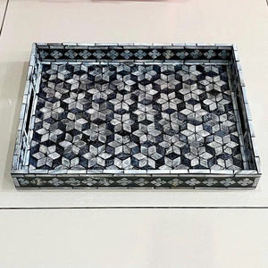Plateau décoratif de luxe en incrustation de nacre fait à la main avec motif de plateau d'accent en noir, blanc et gris - Product Image 5