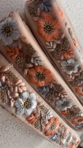 Fait sur mesure avec des perles attachées des lacets de travail de fil brodé avec des options multicolores dans la broderie de paillettes en 1.5 pouces. - Product Image 6