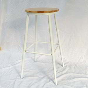 Taburete Alto GBSK004 con Asiento de Madera y Patas de Hierro con Recubrimiento en Polvo, Giratorio, para Cocina Estilo Rústico GBSK004 - Product Image 3