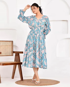Elégante robe midi en crêpe de soie à imprimé cachemire bleu et manches longues conçue pour la garde-robe d'été indienne - Product Image 6
