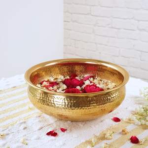 Urli de metal de lujo para la decoración del templo del hogar lleno de flores de agua y Diyas flotantes para Diwali - Product Image 4