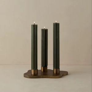 Elegante portavelas triple cónico de latón. Diseño orgánico moderno. Disponible a precios de mayoreo. - Product Image 1