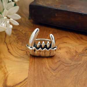 Anillo de Garra de Latón con Diseño Atrevido, Anillo Gótico Punk Ajustable, Joyería Artesanal - Product Image 1