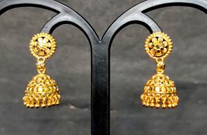 Boucles d'oreilles de qualité supérieure serties de boucles d'oreilles plaquées or 22CT de conception traditionnelle bijoux pour femmes portées par les exportateurs - Product Image 2
