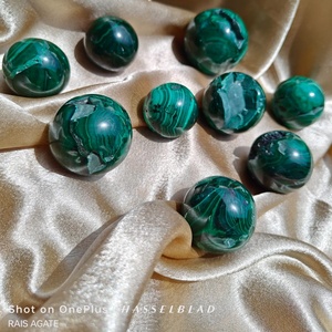 Esfera de Malaquita Natural de Alta Calidad Tallada a Mano para Decoración del Hogar, Piedra de Meditación Curativa, Esfera Verde Natural de Gujarat - Product Image 3