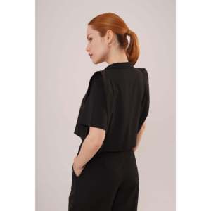 Conjunto de Dos Piezas para Mujer Lustrin: Blusa Negra con Bolsillos y Botones y Pantalones con Detalle en la Rodilla - Mezcla de Poliéster y Viscosa, Estilo Casual - Product Image 6