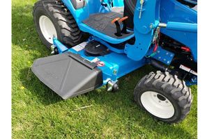 Tracteur utilitaire LS Tractor MT125 avec tondeuse à montage central de 60 pouces offrant un excellent contrôle et une grande durabilité - Product Image 4