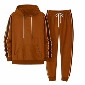 ชุดวอร์มแบบมีฮู้ดและกางเกงจ็อกเกอร์คุณภาพสูง ผลิตจากผ้าฟลีซเนื้อนุ่ม ออกแบบมาเพื่อความสบาย - Product Image 1