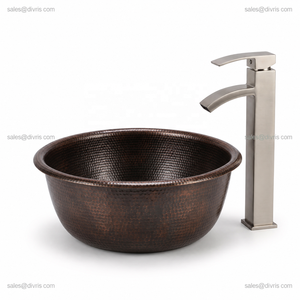 Bol de pédicure rond en cuivre artisanal avec texture martelée, drainage sans tuyauterie, siège et dossier fixes pour salon et spa - Product Image 4