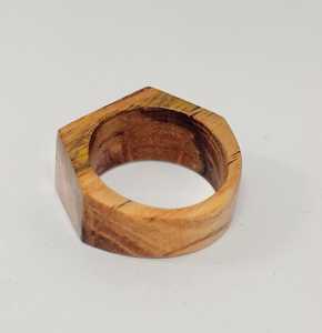 Anillo de madera personalizable con detalles grabados y acabado liso, que ofrece un toque personal único para el día a día. - Product Image 1