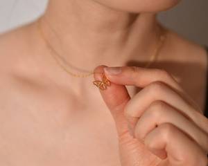 สร้อยคอลวดผีเสื้อส่วนบุคคลจี้ผีเสื้อที่ละเอียดอ่อนเครื่องประดับมินิมอลสำหรับชั้นของขวัญสวมใส่ในชีวิตประจำวันสำหรับเธอ - Product Image 2