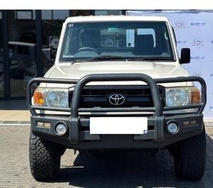Toyota Land Cruiser 79 4.0 V6 Usado, 2010, Volante a la Izquierda/Derecha - Product Image 1
