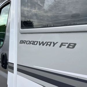 Mini Caravana 4x4 de Alta Calidad, Autocaravana Todoterreno Ligera y Elegante con Capacidad para 6 Personas - Product Image 2