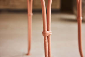 Conjunto de Mesa y Sillas de Jardín de Metal Portátiles y Elegantes para Patio o Jardín, Diseño Moderno, Apilables, Asientos Cómodos para Exteriores - Product Image 3