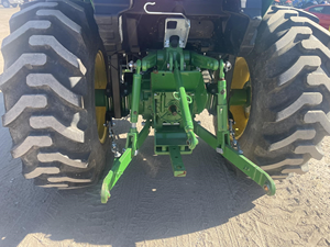 Tractor Agrícola John Deere 5065E Automático 4x4 de 75HP con Transmisión por Engranajes y Caja de Cambios, Ofertas Mayoristas por Tiempo Limitado - Product Image 5