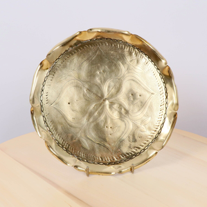 Offre Spéciale Plateau de service en laiton en métal de conception de qualité supérieure de meilleure qualité avec des motifs gravés Forme et taille personnalisées pour servir des aliments - Product Image 1