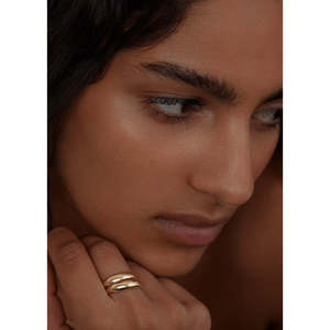 Anillo de Doble Cúpula Dare to Love en Oro de 18K, Moderno, Casual, Elegante, con Incrustaciones de Piedras y Sello, Regalo Perfecto - Product Image 3