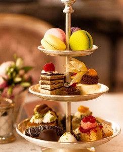 เค้กโลหะยืนกับพระเจ้าตกแต่งเสร็จสิ้นการเปลี่ยนเค้กทุกชิ้นเป็นศูนย์กลางของการเฉลิมฉลอง - Product Image 5