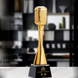 Trofeo de Micrófono Dorado Personalizado para Concurso de Oratoria, Elegante y Moderno Trofeo de Música de Resina, Cristal y Metal - Product Image 1