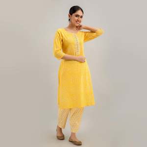 Kurta de Mujer con Corte en A y Diseño de Estampado Floral Amarillo en el Pecho, Incluye Pantalones y Conjunto de Dupatta - Product Image 4