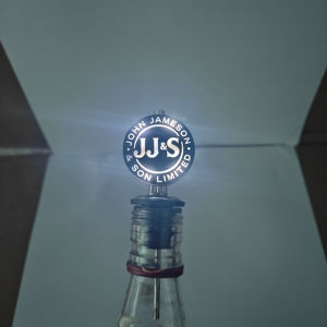 Verseur de bouteille lumineux à LED avec ajustement universel pour la plupart des verseurs à vin - Product Image 2