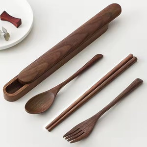 Cuchara de sopa de madera maciza de nogal negro con logotipo grabado personalizado con mango largo para servir té café sopa en restaurantes - Product Image 2