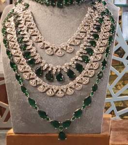 สร้อยคอยาวแบบคุนดันประดับตกแต่งอย่างงดงาม พร้อมลูกปัดออนิกซ์สีเขียวมิ้นท์ และลวดลายวงกลมสีทองที่ประณีต - Product Image 1