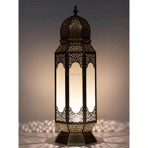 Lanterne à bougie marocaine en or en métal et verre faite à la main populaire pour la décoration d'éclairage intérieur et extérieur - Product Image 6