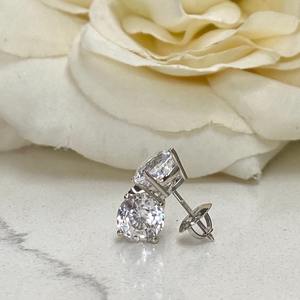 Boucles d'oreilles clous en or blanc 14 carats 2,00 CT avec saphirs blancs, cadeau d'anniversaire, fermoirs à vis, cadeau pour elle - Product Image 1