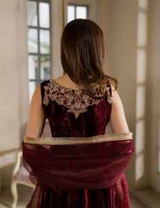 Belle robe d'hiver en velours avec des perles, travail Nakshi Dabka, qualité supérieure, matière légère - Product Image 5