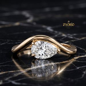 Anillo de compromiso con corte de pera en oro de 18K, anillo de declaración contemporáneo de lujo - Product Image 1
