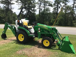 Tracteur utilitaire compact John Deere 2025R 24HP 4x4 à transmission hydrostatique, avec chargeur frontal, rétrocaveuse et tondeuse, prêt à l'emploi, moteur diesel - Product Image 3