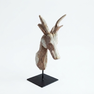 Sculpture de tête de cerf artisanale en bois, style rustique, en teck sculpté, avec bois de cerf sculpté, base en métal, pour décoration de table, disponible dès maintenant - Product Image 1