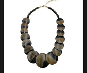 Collar de Lujo Hecho a Mano con Cuerno de Búfalo, Joyería Natural y Sostenible para Mujer, Alta Calidad - Product Image 1