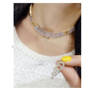Collier demi-lune élégant et stylé pour les soirées - Product Image 1