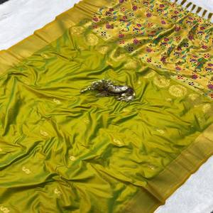 Sari de Seda Paithani VASTRA COTTAGE con Zari Dorado, Pallu Meenakari Tejido con Diseño de Pavo Real, Borde Tradicional y Blusa a Juego - Product Image 2