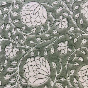 Tissu en coton imprimé à la main, motif floral de vignes Mughal sur fond vert sauge - Product Image 4