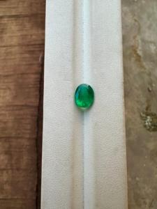 Esmeralda zambiana natural Buen brillo de color Piedra preciosa de corte ovalado suelto de 1,79 quilates para la fabricación de joyas Esmeralda natural 9X7mm. - Product Image 2