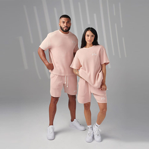 Ensemble short d'été deux pièces coupe ample avec logo personnalisé, t-shirt et short imprimés sérigraphiés avec patchs effet vieilli, tissu respirant - Product Image 1