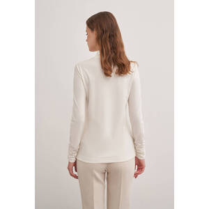 Blusa de punto color blanco roto con detalle fruncido y cuello con lazo para mujer - Product Image 4