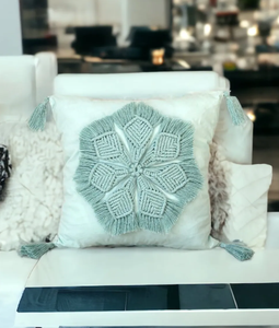 Créations artisanales, housse de coussin en macramé noué à la main, vert menthe, motif floral - Product Image 1