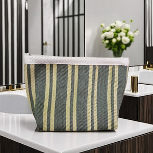 Pochette à main pour femmes à rayures multicolores écologiques Fabriqué en Inde Pochettes à rayures tissées en nylon recyclé en plastique - Product Image 1