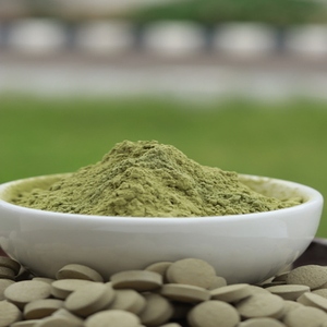 Soporte natural para la piel, tabletas de extracto de hierbas de Neem, brotes claros y nutrición de la piel tranquila para una tez brillante todos los días - Product Image 3