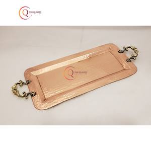 Bandeja para servir chapada en cobre clásica hecha a mano moderna con diseño martillado, parte superior envejecida para servir comida con mango de patrón de plantas - Product Image 1