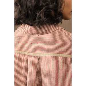 Camisa DVE AHRA Tejida a Mano 100% Lino en Rayas Carmesí, Estilo Simple con Decoración de Botones - Product Image 2