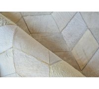 Handgefertigter, haustierfreundlicher, gestreifter rechteckiger Teppich aus Rindsleder mit individuellem Patchwork für Wohn- und Schlafzimmerdekoration