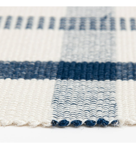 Alfombra antibacteriana Reversible para exteriores a cuadros tejida clásica azul Respaldo de látex de poliéster ecológico Viaje a casa para mascotas - Product Image 4