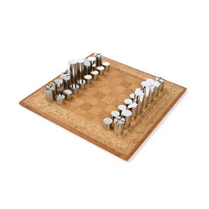 Juego de Ajedrez Modernista con Piezas de Latón Cromado y Tablero de Corcho Vintage, Elegante Juego de Estrategia Hecho a Mano para Adultos - Product Image 1