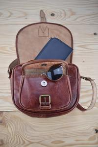 กระเป๋าหนังแท้วินเทจสำหรับทุกเพศ, กระเป๋าถือสีน้ำตาลคอนยัคสีน้ำตาลเรียบง่ายออกแบบโลโก้ได้ตามต้องการกระเป๋าเดินทางสไตล์สปอร์ตสายคล้องไหล่สีลูกกวาด - Product Image 2